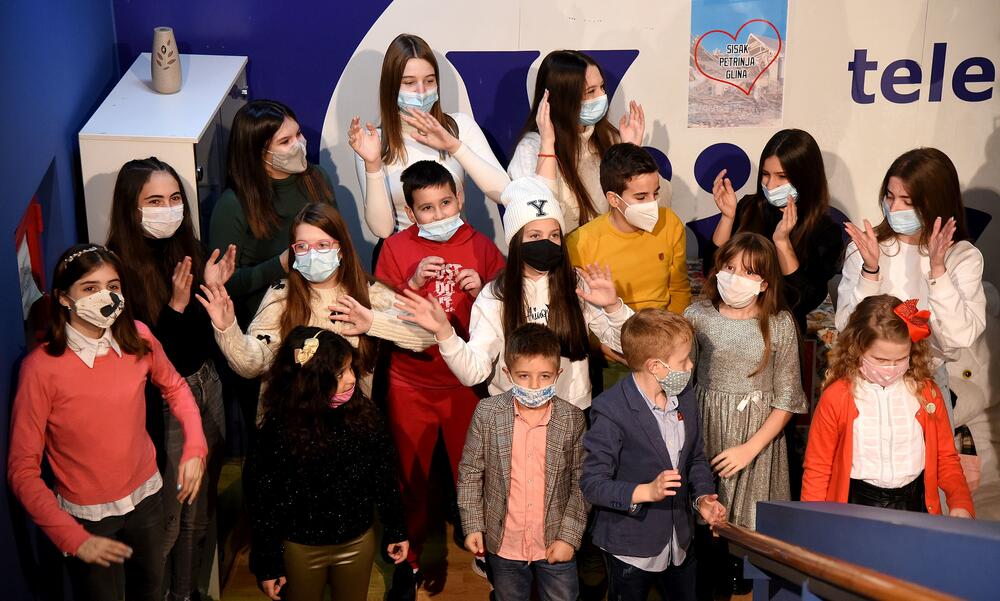 <p>Upakovane poklone sa imenom pošiljaoca možete ostavljati na portirnici Vijesti, od ponedjeljka 11.januara do četvrtka 14.januara</p>