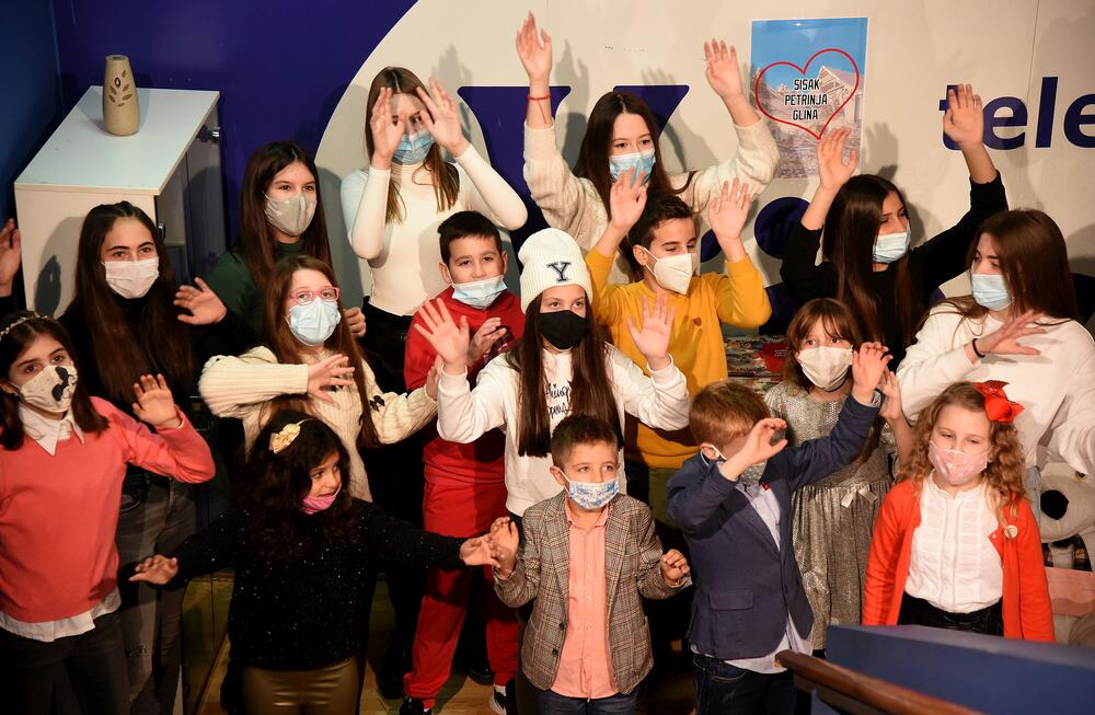 <p>Upakovane poklone sa imenom pošiljaoca možete ostavljati na portirnici Vijesti, od ponedjeljka 11.januara do četvrtka 14.januara</p>