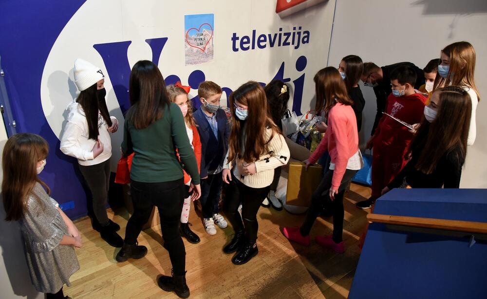 <p>Upakovane poklone sa imenom pošiljaoca možete ostavljati na portirnici Vijesti, od ponedjeljka 11.januara do četvrtka 14.januara</p>