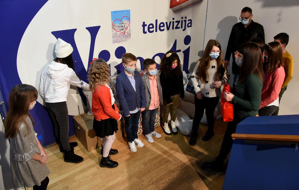 <p>Upakovane poklone sa imenom pošiljaoca možete ostavljati na portirnici Vijesti, od ponedjeljka 11.januara do četvrtka 14.januara</p>