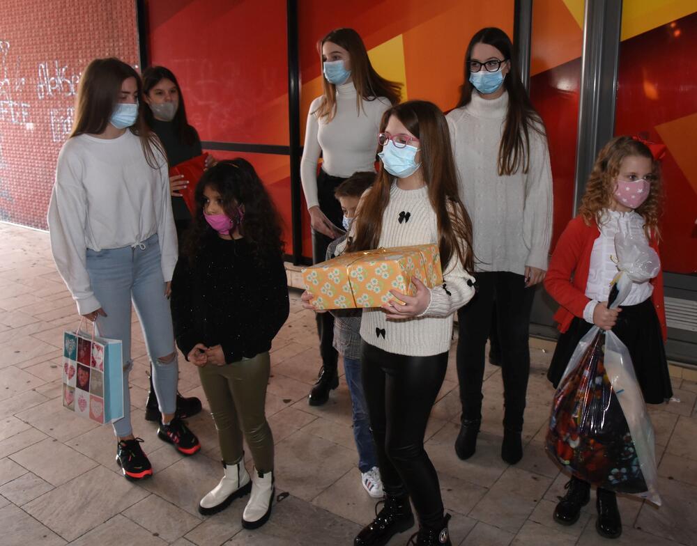 <p>Upakovane poklone sa imenom pošiljaoca možete ostavljati na portirnici Vijesti, od ponedjeljka 11.januara do četvrtka 14.januara</p>