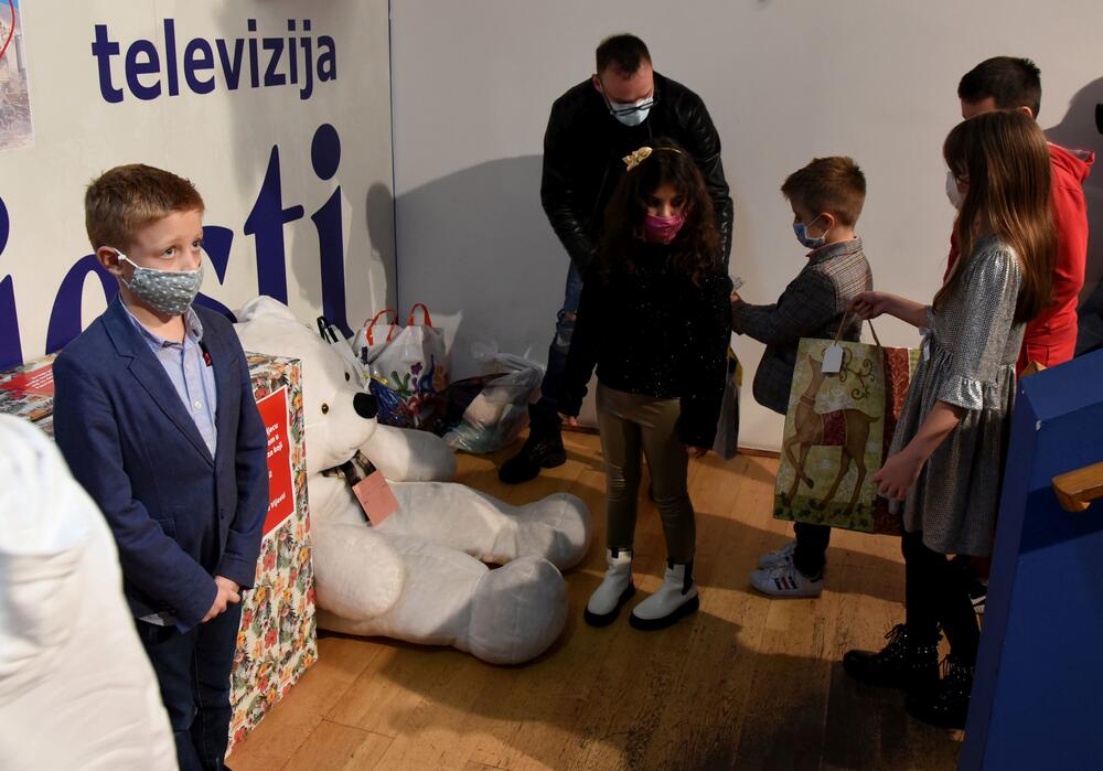 <p>Upakovane poklone sa imenom pošiljaoca možete ostavljati na portirnici Vijesti, od ponedjeljka 11.januara do četvrtka 14.januara</p>