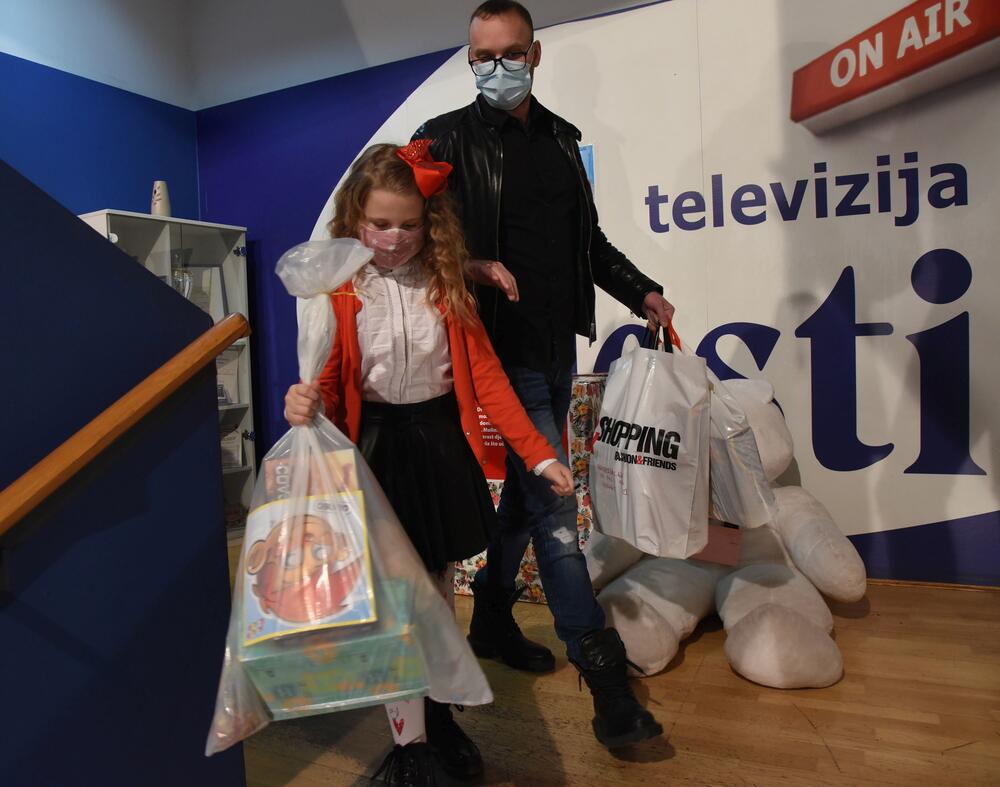 <p>Upakovane poklone sa imenom pošiljaoca možete ostavljati na portirnici Vijesti, od ponedjeljka 11.januara do četvrtka 14.januara</p>