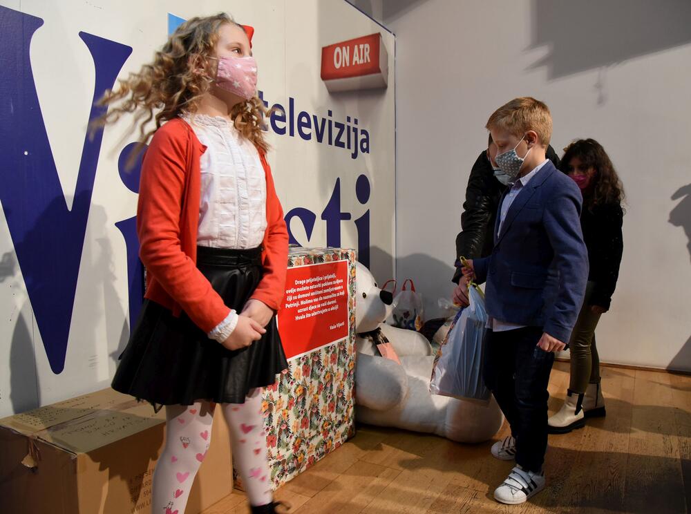 <p>Upakovane poklone sa imenom pošiljaoca možete ostavljati na portirnici Vijesti, od ponedjeljka 11.januara do četvrtka 14.januara</p>