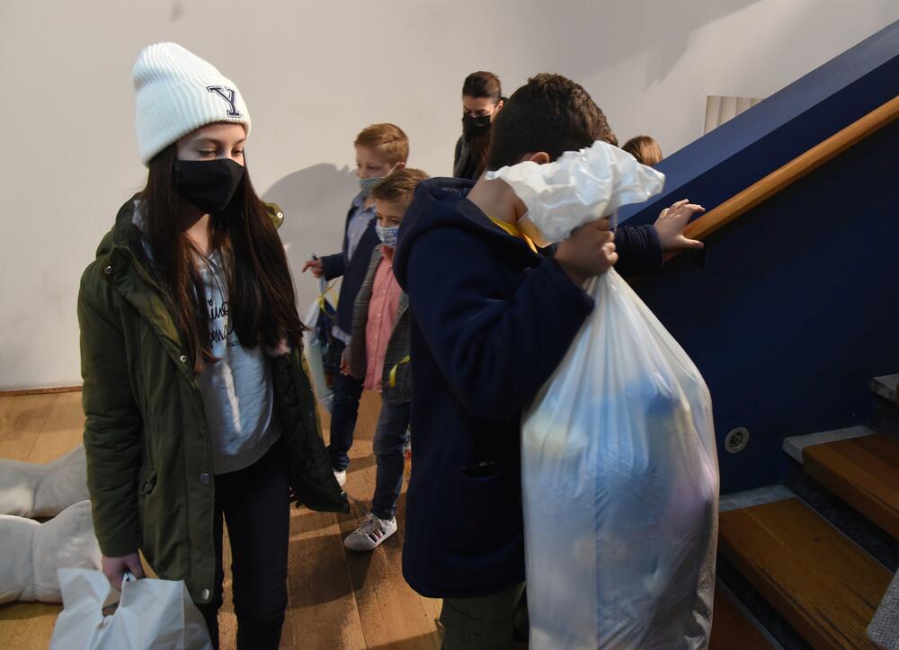 <p>Upakovane poklone sa imenom pošiljaoca možete ostavljati na portirnici Vijesti, od ponedjeljka 11.januara do četvrtka 14.januara</p>