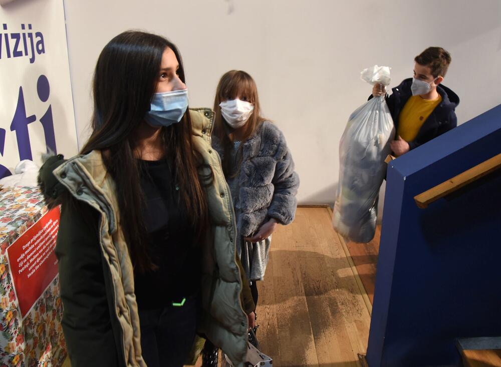 <p>Upakovane poklone sa imenom pošiljaoca možete ostavljati na portirnici Vijesti, od ponedjeljka 11.januara do četvrtka 14.januara</p>