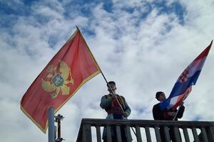 Tivat: Zastava Hrvatske na zgradi Doma kulture u Donjoj lastvi
