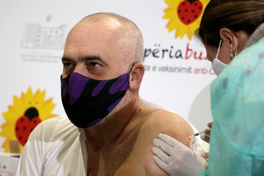 Edi Rama se vakcinisao juče u Tirani, Foto: REUTERS