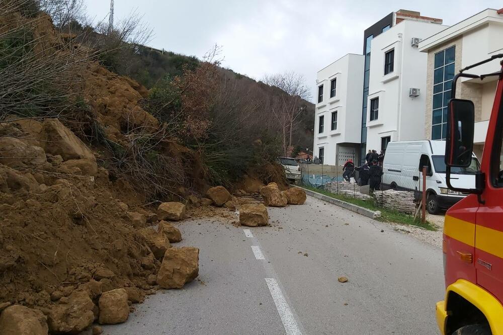 “Bilo je jezivo”: Odron zatrpao vozila, Foto: Samir Adrović