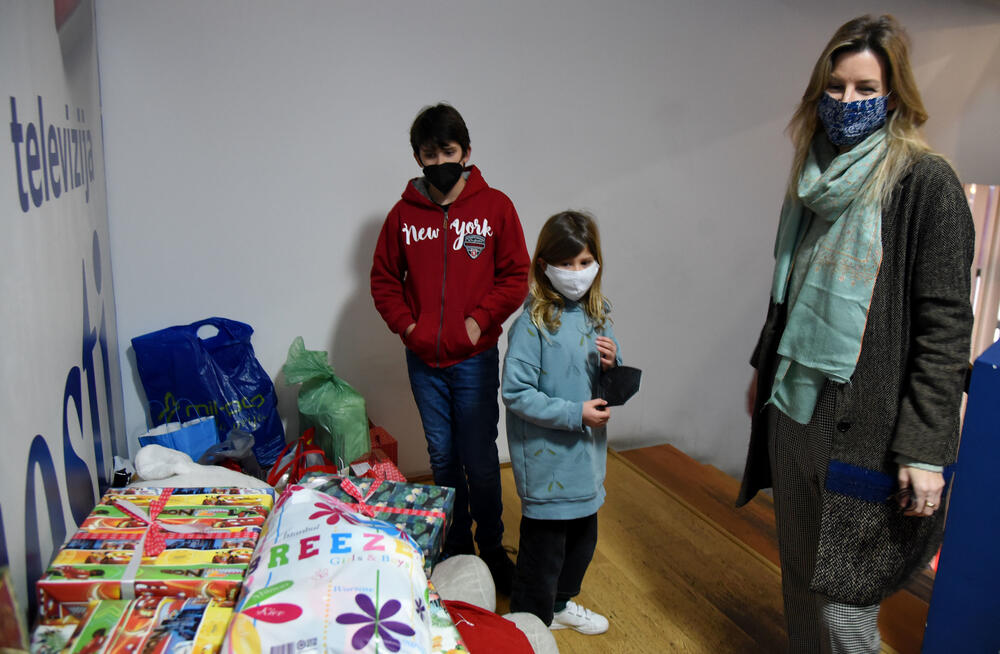 <p>Upakovane poklone sa imenom pošiljaoca možete ostavljati na portirnici Vijesti, od ponedjeljka 11.januara do četvrtka 14.januara</p>