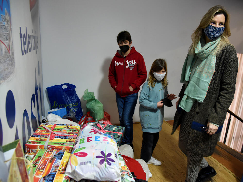 <p>Upakovane poklone sa imenom pošiljaoca možete ostavljati na portirnici Vijesti, od ponedjeljka 11.januara do četvrtka 14.januara</p>