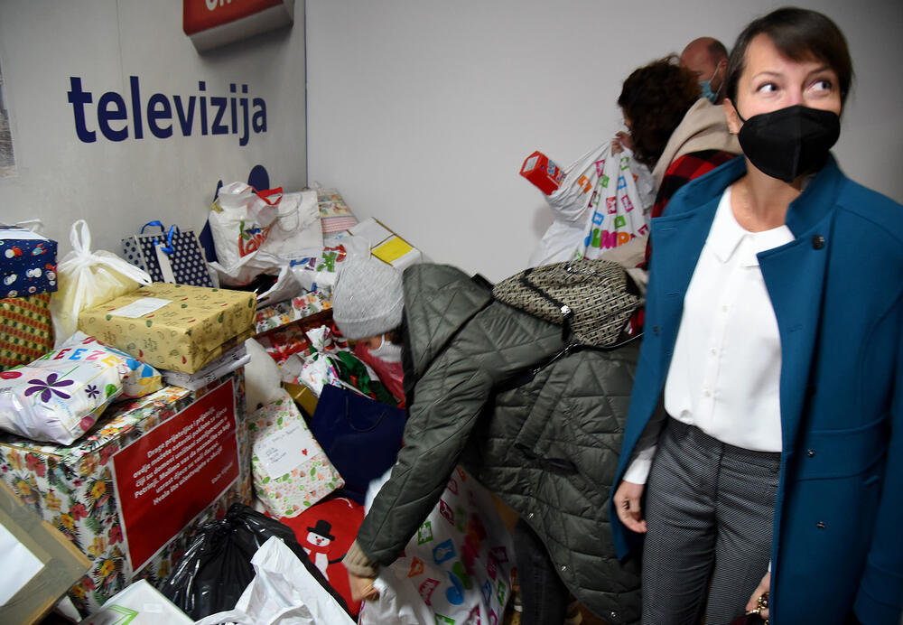 <p>Upakovane poklone sa imenom pošiljaoca možete ostavljati na portirnici Vijesti, od ponedjeljka 11.januara do četvrtka 14.januara</p>