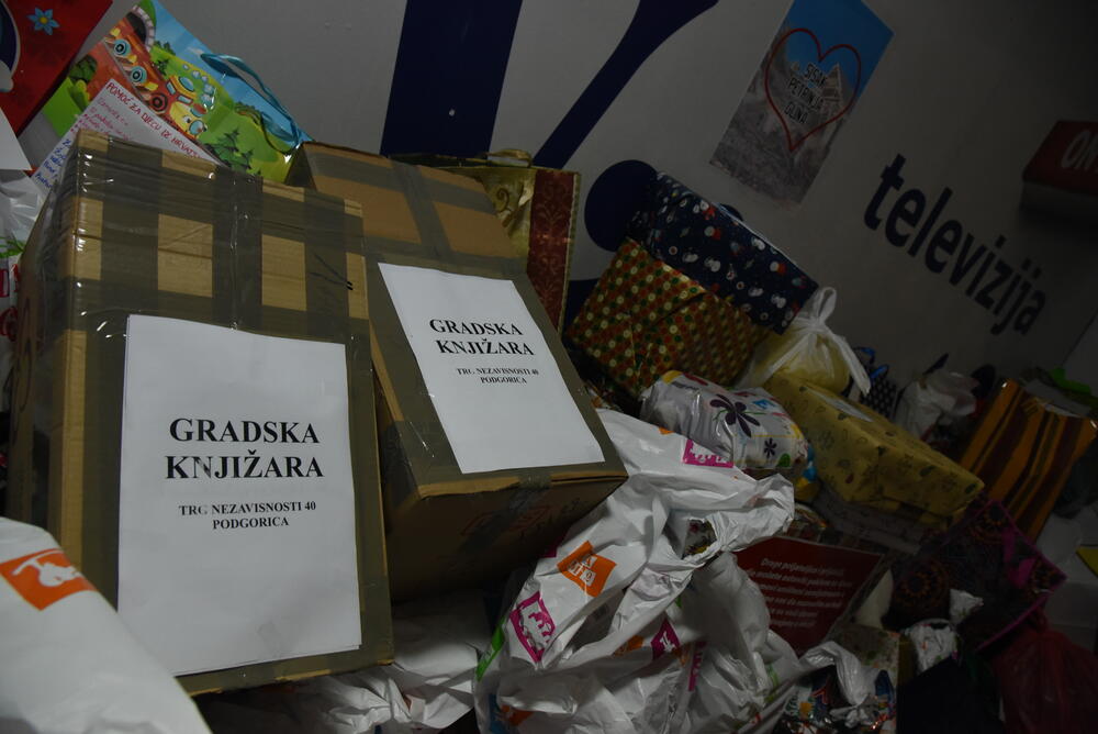 <p>Upakovane poklone sa imenom pošiljaoca možete ostavljati na portirnici Vijesti, od ponedjeljka 11.januara do četvrtka 14.januara</p>