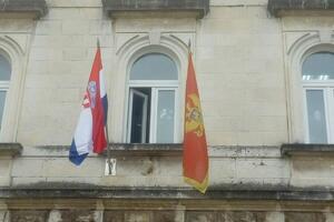 Na zgradi Opštine Kotor istaknuta zastava Republike Hrvatske