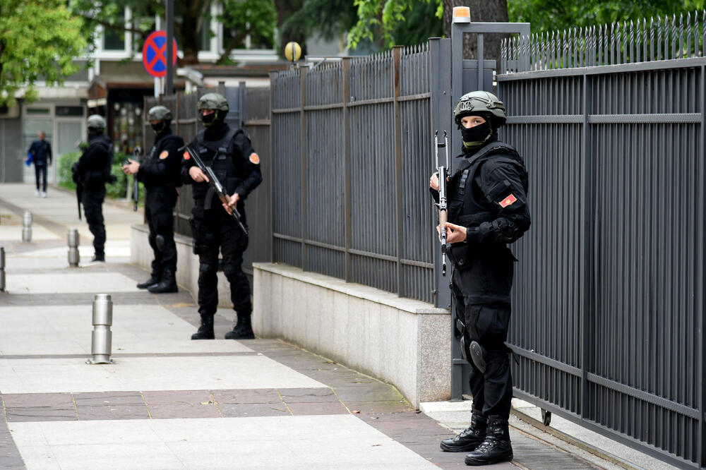 Policija ispred Višeg suda tokom izricanja prvostepene presude, Foto: Boris Pejović