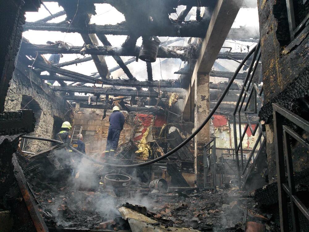 <p>"Sve je uništeno, ali najvažnije je da niko nije stradao i da se vatra nije prenijela na objekte koji se nalaze pored", kazao je vlasnik lokala Vasilije Šakotić</p>