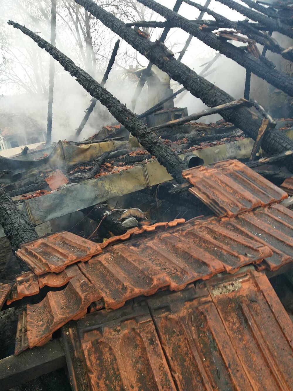 <p>"Sve je uništeno, ali najvažnije je da niko nije stradao i da se vatra nije prenijela na objekte koji se nalaze pored", kazao je vlasnik lokala Vasilije Šakotić</p>