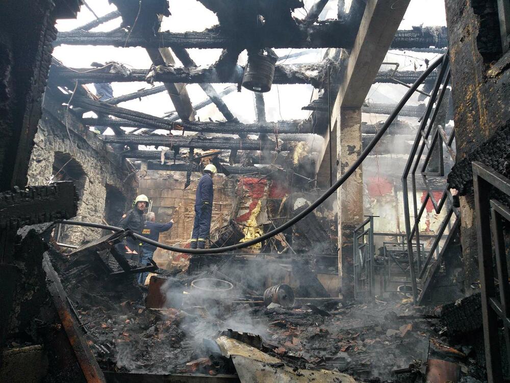 <p>"Sve je uništeno, ali najvažnije je da niko nije stradao i da se vatra nije prenijela na objekte koji se nalaze pored", kazao je vlasnik lokala Vasilije Šakotić</p>