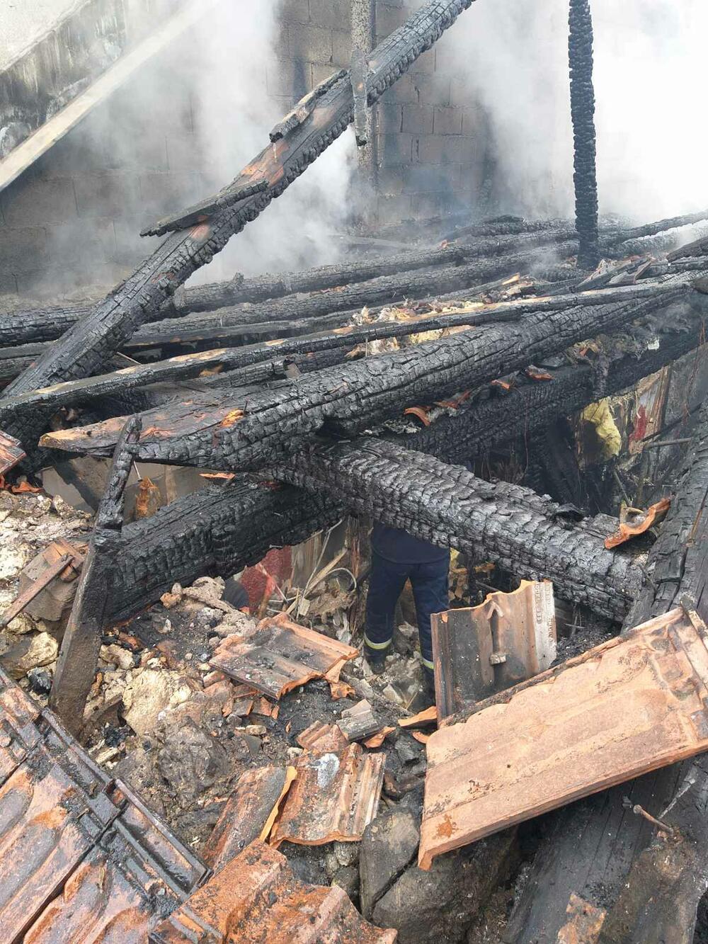 <p>"Sve je uništeno, ali najvažnije je da niko nije stradao i da se vatra nije prenijela na objekte koji se nalaze pored", kazao je vlasnik lokala Vasilije Šakotić</p>