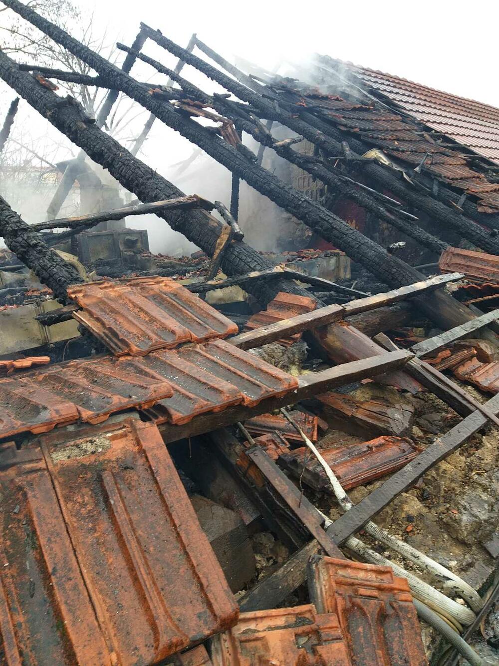 <p>"Sve je uništeno, ali najvažnije je da niko nije stradao i da se vatra nije prenijela na objekte koji se nalaze pored", kazao je vlasnik lokala Vasilije Šakotić</p>