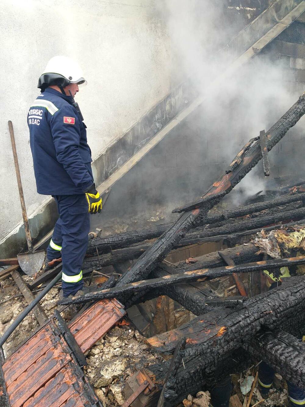<p>"Sve je uništeno, ali najvažnije je da niko nije stradao i da se vatra nije prenijela na objekte koji se nalaze pored", kazao je vlasnik lokala Vasilije Šakotić</p>