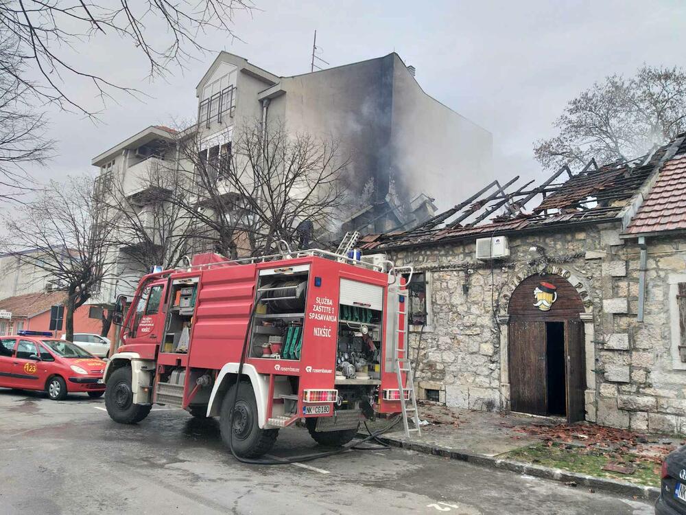 <p>"Sve je uništeno, ali najvažnije je da niko nije stradao i da se vatra nije prenijela na objekte koji se nalaze pored", kazao je vlasnik lokala Vasilije Šakotić</p>