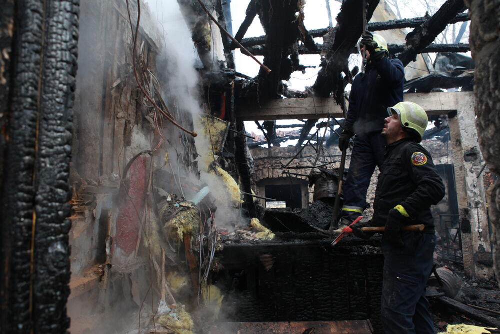 <p>"Sve je uništeno, ali najvažnije je da niko nije stradao i da se vatra nije prenijela na objekte koji se nalaze pored", kazao je vlasnik lokala Vasilije Šakotić</p>