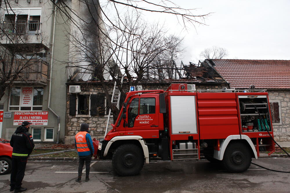 <p>"Sve je uništeno, ali najvažnije je da niko nije stradao i da se vatra nije prenijela na objekte koji se nalaze pored", kazao je vlasnik lokala Vasilije Šakotić</p>