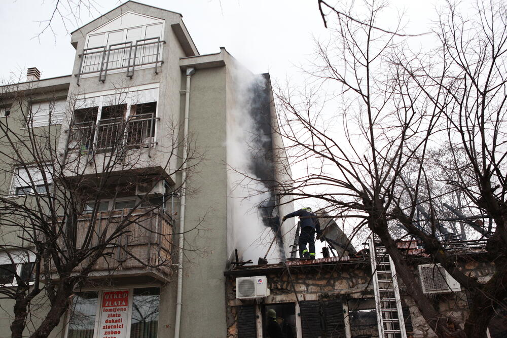 <p>"Sve je uništeno, ali najvažnije je da niko nije stradao i da se vatra nije prenijela na objekte koji se nalaze pored", kazao je vlasnik lokala Vasilije Šakotić</p>