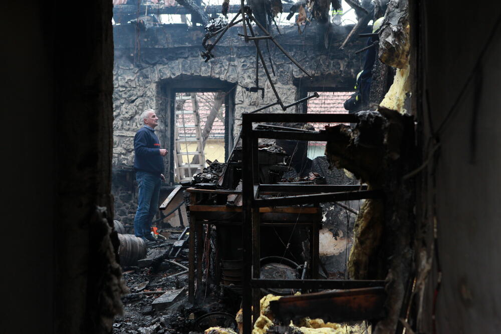 <p>"Sve je uništeno, ali najvažnije je da niko nije stradao i da se vatra nije prenijela na objekte koji se nalaze pored", kazao je vlasnik lokala Vasilije Šakotić</p>