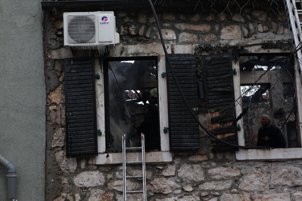 <p>"Sve je uništeno, ali najvažnije je da niko nije stradao i da se vatra nije prenijela na objekte koji se nalaze pored", kazao je vlasnik lokala Vasilije Šakotić</p>