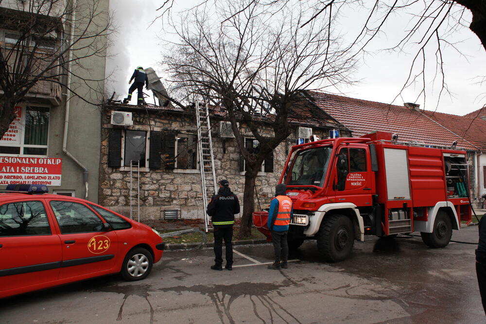<p>"Sve je uništeno, ali najvažnije je da niko nije stradao i da se vatra nije prenijela na objekte koji se nalaze pored", kazao je vlasnik lokala Vasilije Šakotić</p>