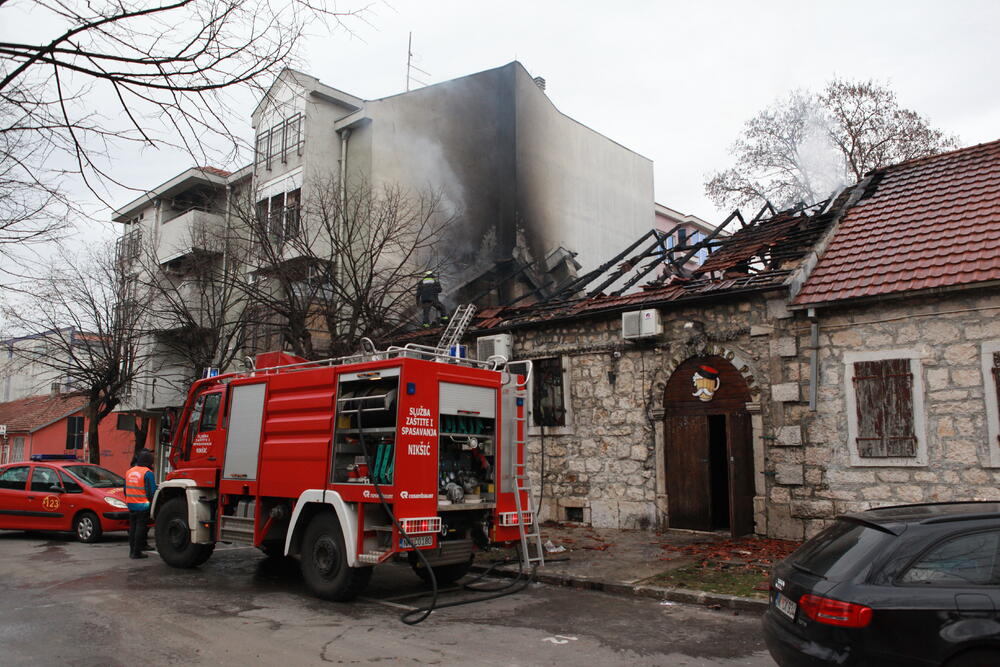 <p>"Sve je uništeno, ali najvažnije je da niko nije stradao i da se vatra nije prenijela na objekte koji se nalaze pored", kazao je vlasnik lokala Vasilije Šakotić</p>
