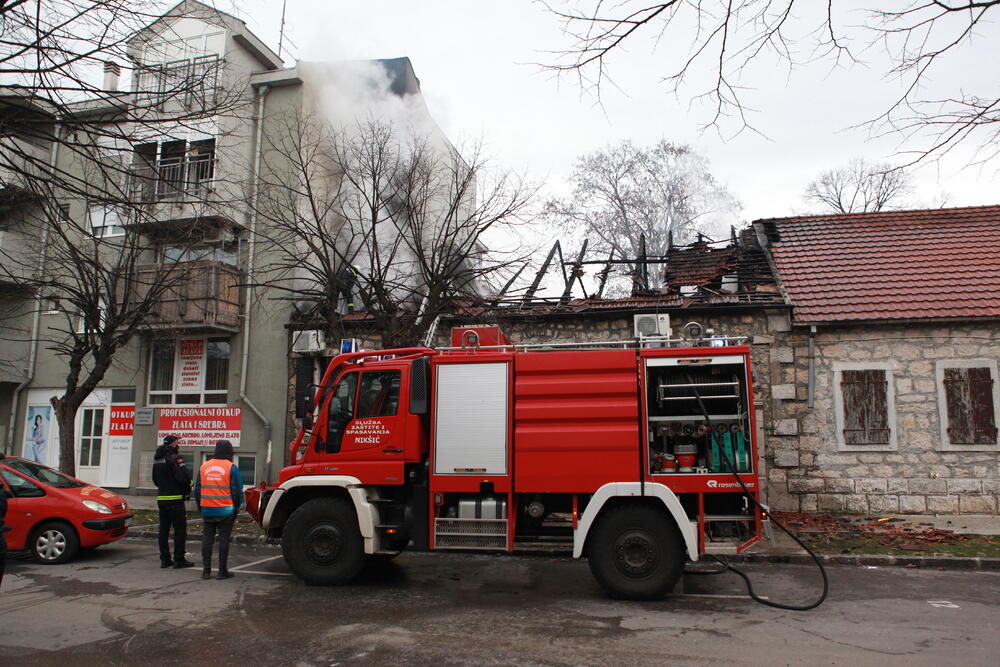 <p>"Sve je uništeno, ali najvažnije je da niko nije stradao i da se vatra nije prenijela na objekte koji se nalaze pored", kazao je vlasnik lokala Vasilije Šakotić</p>