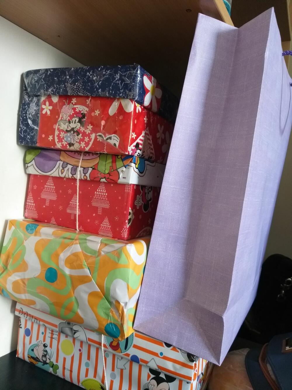 <p>Upakovane poklone sa imenom pošiljaoca možete ostavljati na portirnici Vijesti, od ponedjeljka 11.januara do četvrtka 14.januara</p>