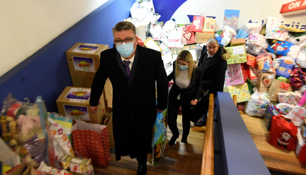 <p>Uloga medija je da izvještavaju brzo i tačno, ali i da podržavaju humane gestove i sami ih pokreću kao što sko poklonili kompletan prihod od novogodišnjeg trobroja Vijesti postradalima i podržali akciju za djecu u Hrvatskoj</p>