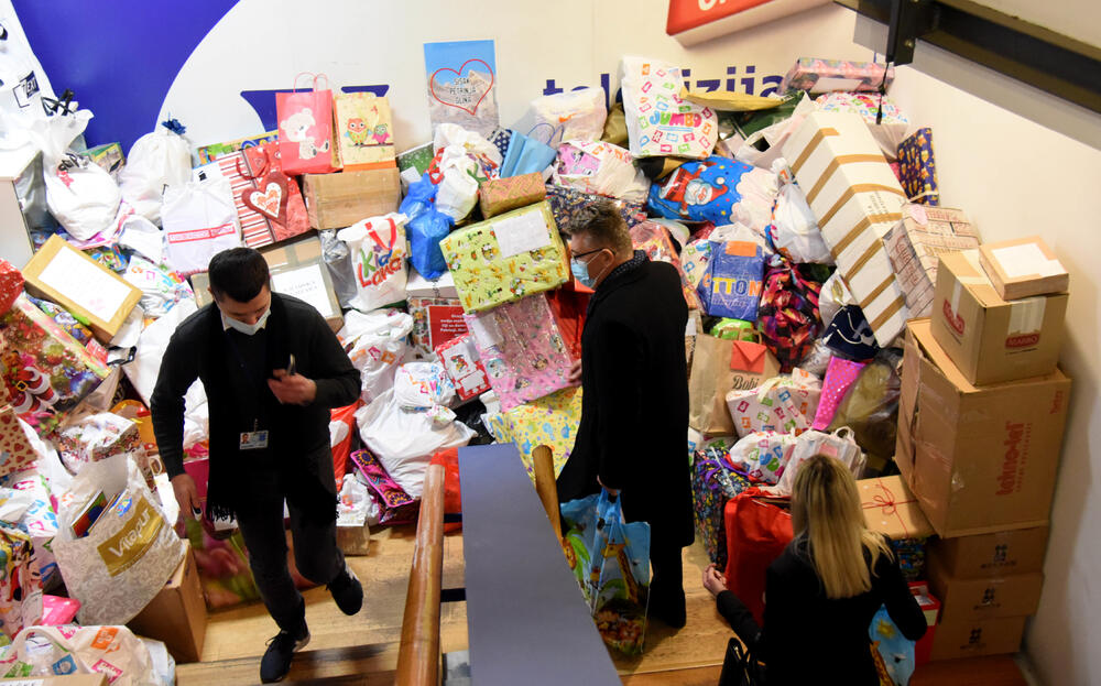 <p>Uloga medija je da izvještavaju brzo i tačno, ali i da podržavaju humane gestove i sami ih pokreću kao što sko poklonili kompletan prihod od novogodišnjeg trobroja Vijesti postradalima i podržali akciju za djecu u Hrvatskoj</p>