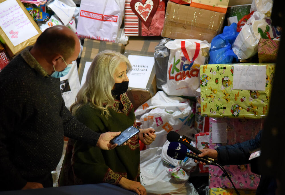 <p>Uloga medija je da izvještavaju brzo i tačno, ali i da podržavaju humane gestove i sami ih pokreću kao što sko poklonili kompletan prihod od novogodišnjeg trobroja Vijesti postradalima i podržali akciju za djecu u Hrvatskoj</p>