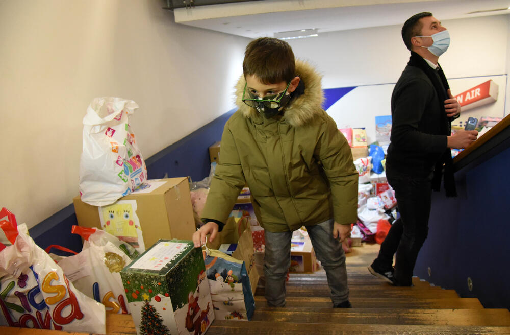 <p>Uloga medija je da izvještavaju brzo i tačno, ali i da podržavaju humane gestove i sami ih pokreću kao što sko poklonili kompletan prihod od novogodišnjeg trobroja Vijesti postradalima i podržali akciju za djecu u Hrvatskoj</p>