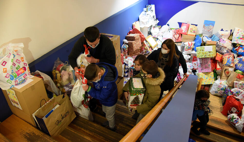 <p>Uloga medija je da izvještavaju brzo i tačno, ali i da podržavaju humane gestove i sami ih pokreću kao što sko poklonili kompletan prihod od novogodišnjeg trobroja Vijesti postradalima i podržali akciju za djecu u Hrvatskoj</p>