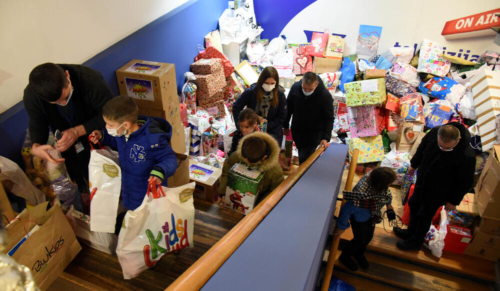 <p>Uloga medija je da izvještavaju brzo i tačno, ali i da podržavaju humane gestove i sami ih pokreću kao što sko poklonili kompletan prihod od novogodišnjeg trobroja Vijesti postradalima i podržali akciju za djecu u Hrvatskoj</p>