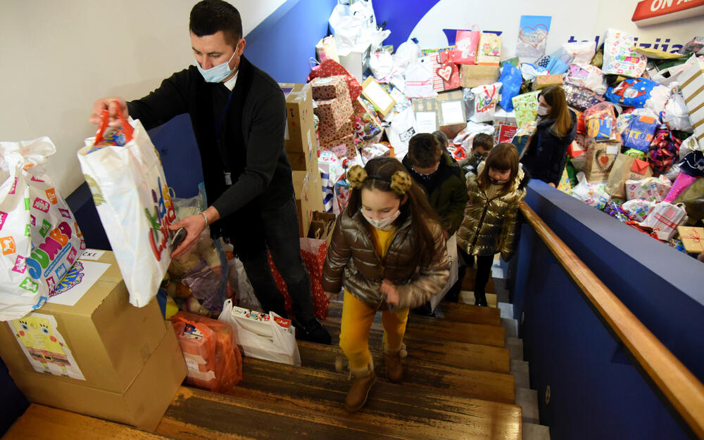 <p>Uloga medija je da izvještavaju brzo i tačno, ali i da podržavaju humane gestove i sami ih pokreću kao što sko poklonili kompletan prihod od novogodišnjeg trobroja Vijesti postradalima i podržali akciju za djecu u Hrvatskoj</p>