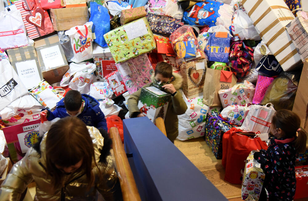 <p>Uloga medija je da izvještavaju brzo i tačno, ali i da podržavaju humane gestove i sami ih pokreću kao što sko poklonili kompletan prihod od novogodišnjeg trobroja Vijesti postradalima i podržali akciju za djecu u Hrvatskoj</p>