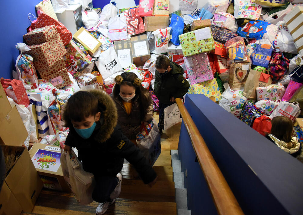 <p>Uloga medija je da izvještavaju brzo i tačno, ali i da podržavaju humane gestove i sami ih pokreću kao što sko poklonili kompletan prihod od novogodišnjeg trobroja Vijesti postradalima i podržali akciju za djecu u Hrvatskoj</p>