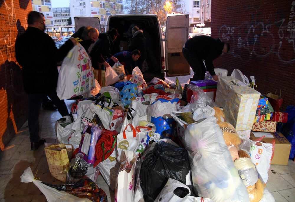 <p>Uloga medija je da izvještavaju brzo i tačno, ali i da podržavaju humane gestove i sami ih pokreću kao što sko poklonili kompletan prihod od novogodišnjeg trobroja Vijesti postradalima i podržali akciju za djecu u Hrvatskoj</p>