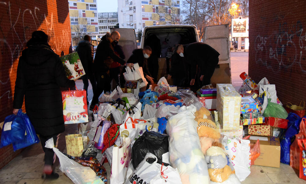 <p>Uloga medija je da izvještavaju brzo i tačno, ali i da podržavaju humane gestove i sami ih pokreću kao što sko poklonili kompletan prihod od novogodišnjeg trobroja Vijesti postradalima i podržali akciju za djecu u Hrvatskoj</p>
