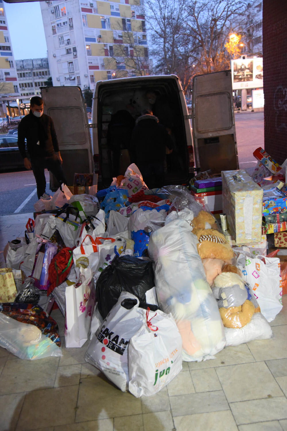 <p>Uloga medija je da izvještavaju brzo i tačno, ali i da podržavaju humane gestove i sami ih pokreću kao što sko poklonili kompletan prihod od novogodišnjeg trobroja Vijesti postradalima i podržali akciju za djecu u Hrvatskoj</p>