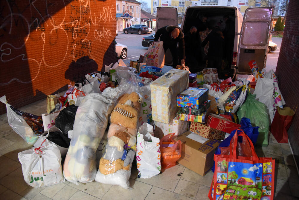 <p>Uloga medija je da izvještavaju brzo i tačno, ali i da podržavaju humane gestove i sami ih pokreću kao što sko poklonili kompletan prihod od novogodišnjeg trobroja Vijesti postradalima i podržali akciju za djecu u Hrvatskoj</p>