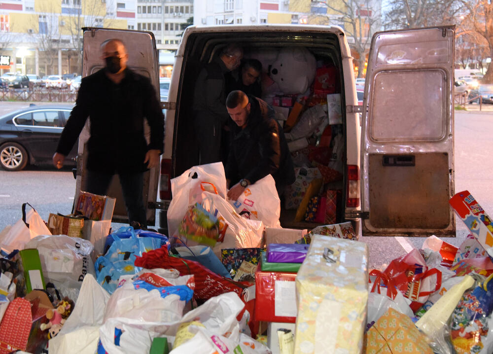 <p>Uloga medija je da izvještavaju brzo i tačno, ali i da podržavaju humane gestove i sami ih pokreću kao što sko poklonili kompletan prihod od novogodišnjeg trobroja Vijesti postradalima i podržali akciju za djecu u Hrvatskoj</p>