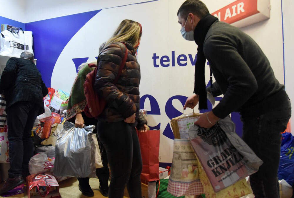 <p>Uloga medija je da izvještavaju brzo i tačno, ali i da podržavaju humane gestove i sami ih pokreću kao što sko poklonili kompletan prihod od novogodišnjeg trobroja Vijesti postradalima i podržali akciju za djecu u Hrvatskoj</p>
